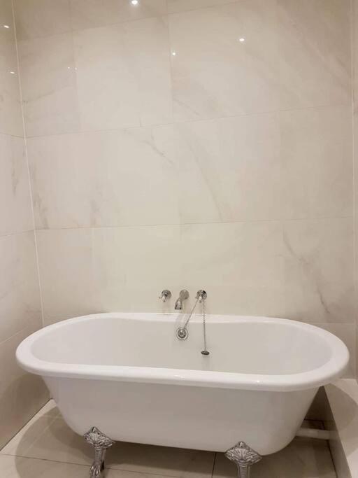 Spacious Apartment In The Heart Of Camden Town 런던 외부 사진