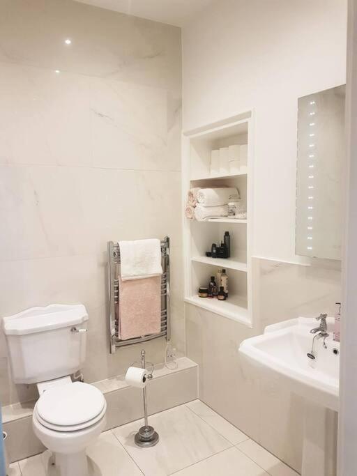 Spacious Apartment In The Heart Of Camden Town 런던 외부 사진